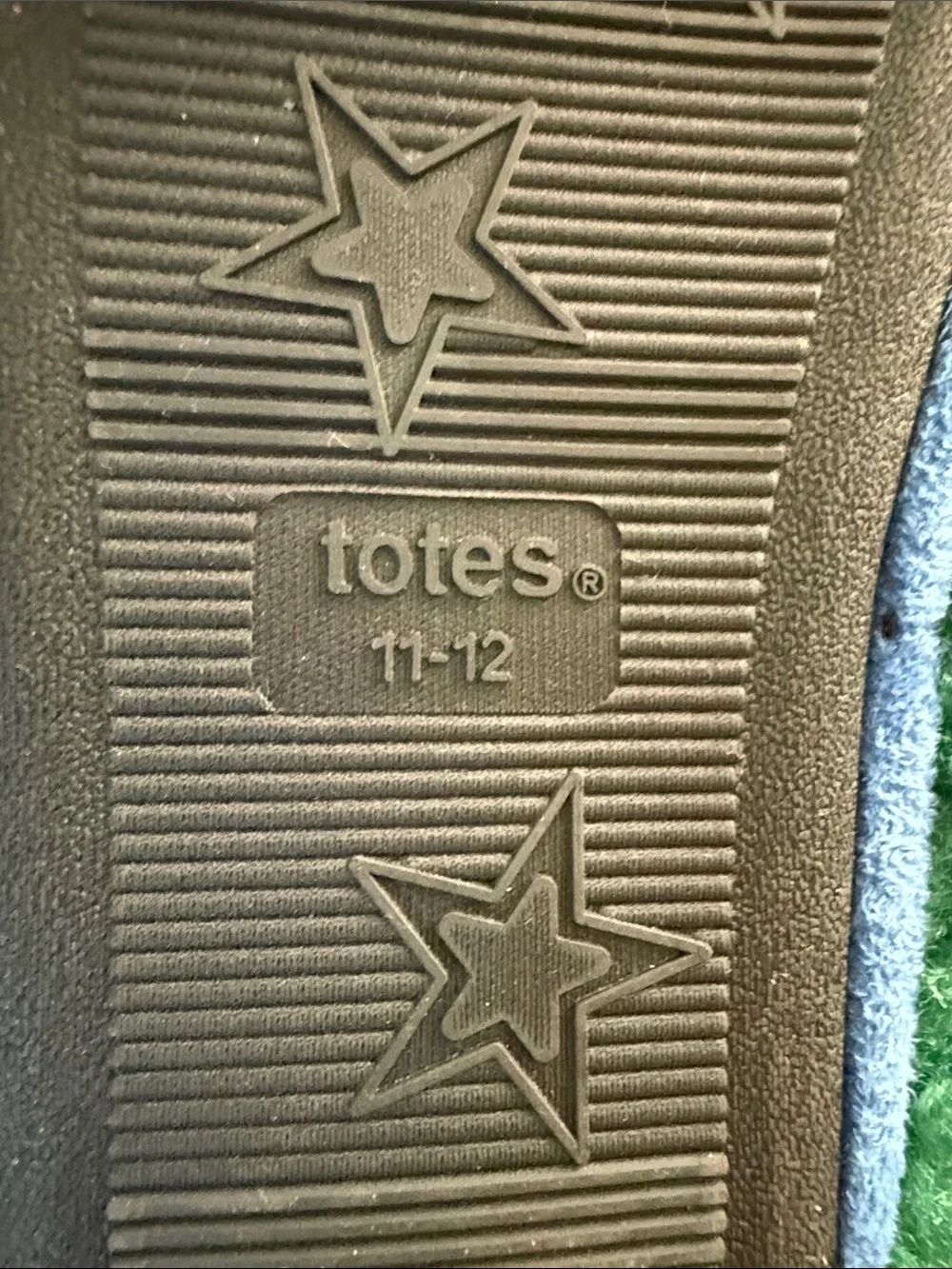 E totes Kids 11-12 Green Monster Bootie Slippers with Red & Blue Toes